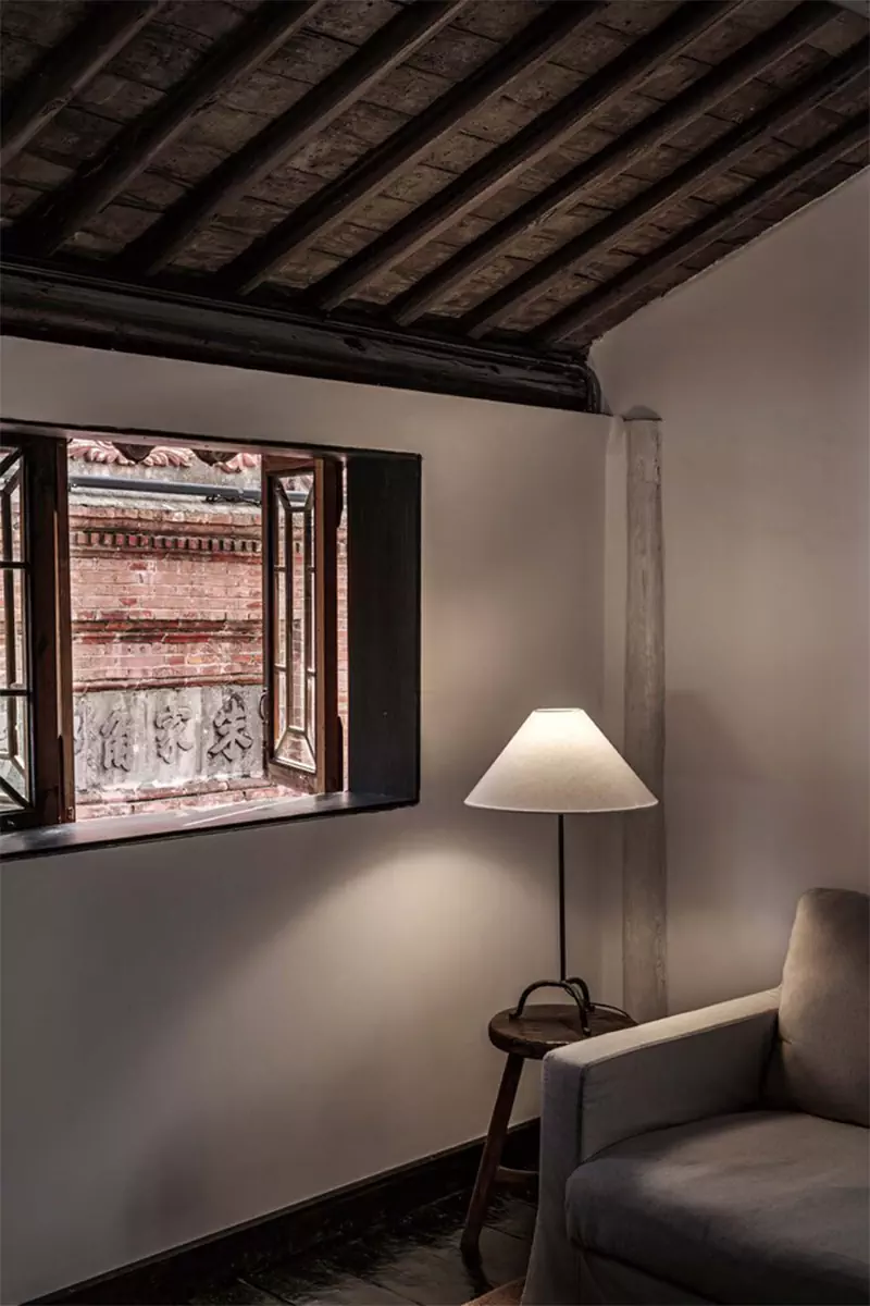 Яркий интерьер социального центра в здании бывшего почтамта в Китае — проект More Design Studio