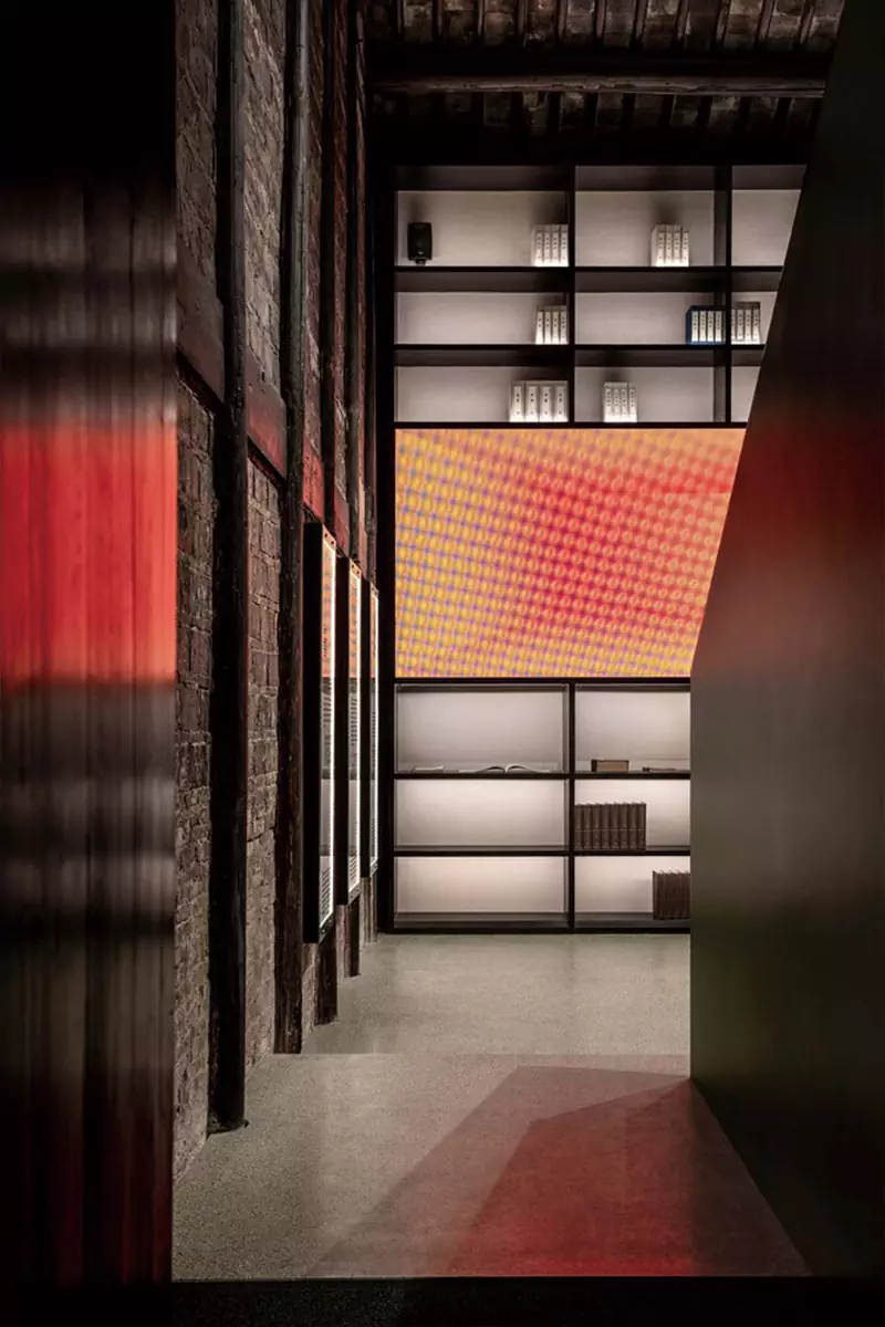 Яркий интерьер социального центра в здании бывшего почтамта в Китае — проект More Design Studio