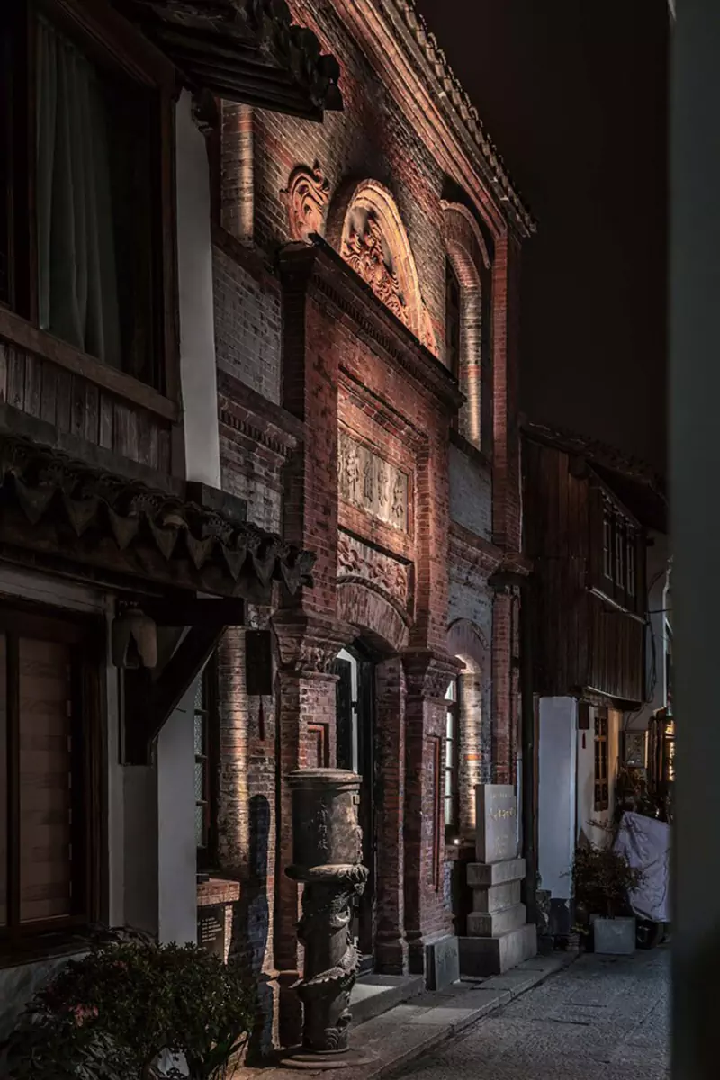 Яркий интерьер социального центра в здании бывшего почтамта в Китае — проект More Design Studio