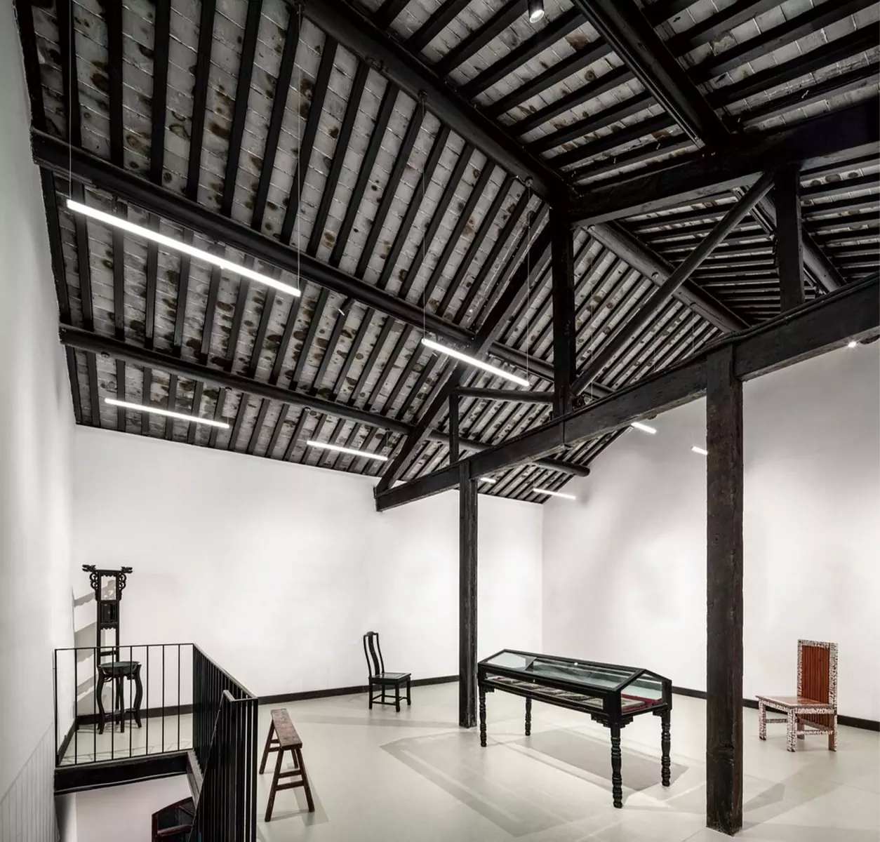 Яркий интерьер социального центра в здании бывшего почтамта в Китае — проект More Design Studio