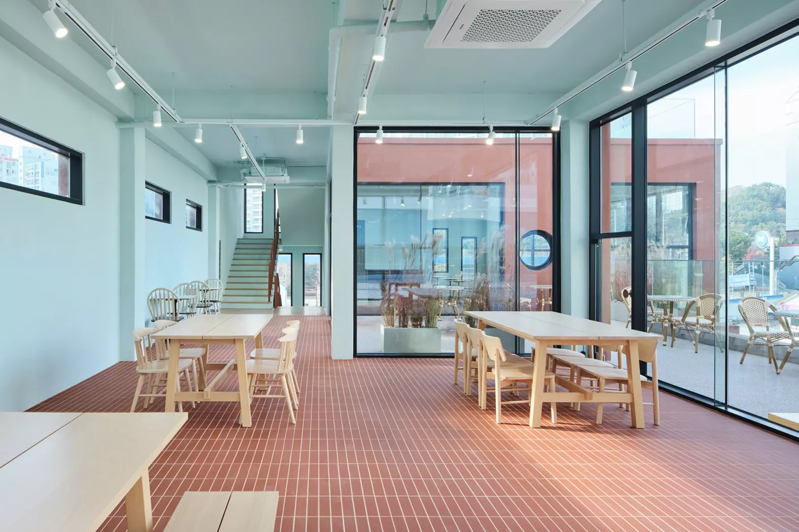 Выразительный интерьер кафе для бранчей в Южной Корее — проект студии design by 83