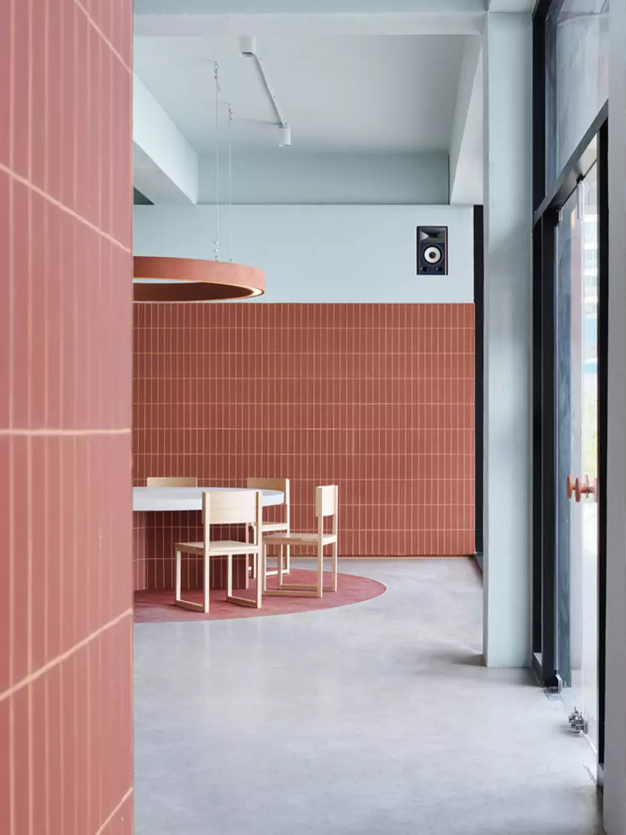 Выразительный интерьер кафе для бранчей в Южной Корее — проект студии design by 83