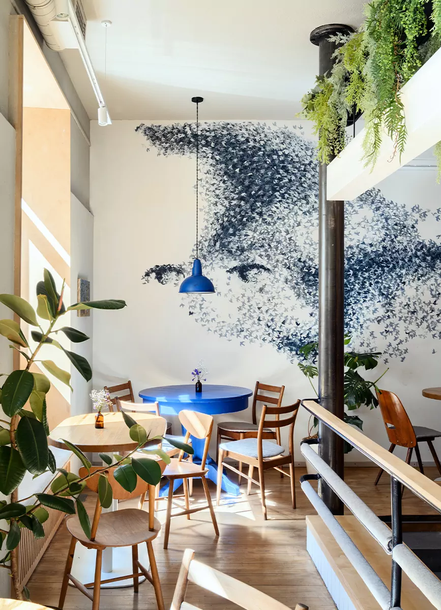 Эклектичный декор и винтажная мебель в гостеприимном интерьере петербургского бистро-бара — проект студии AKKE Collective