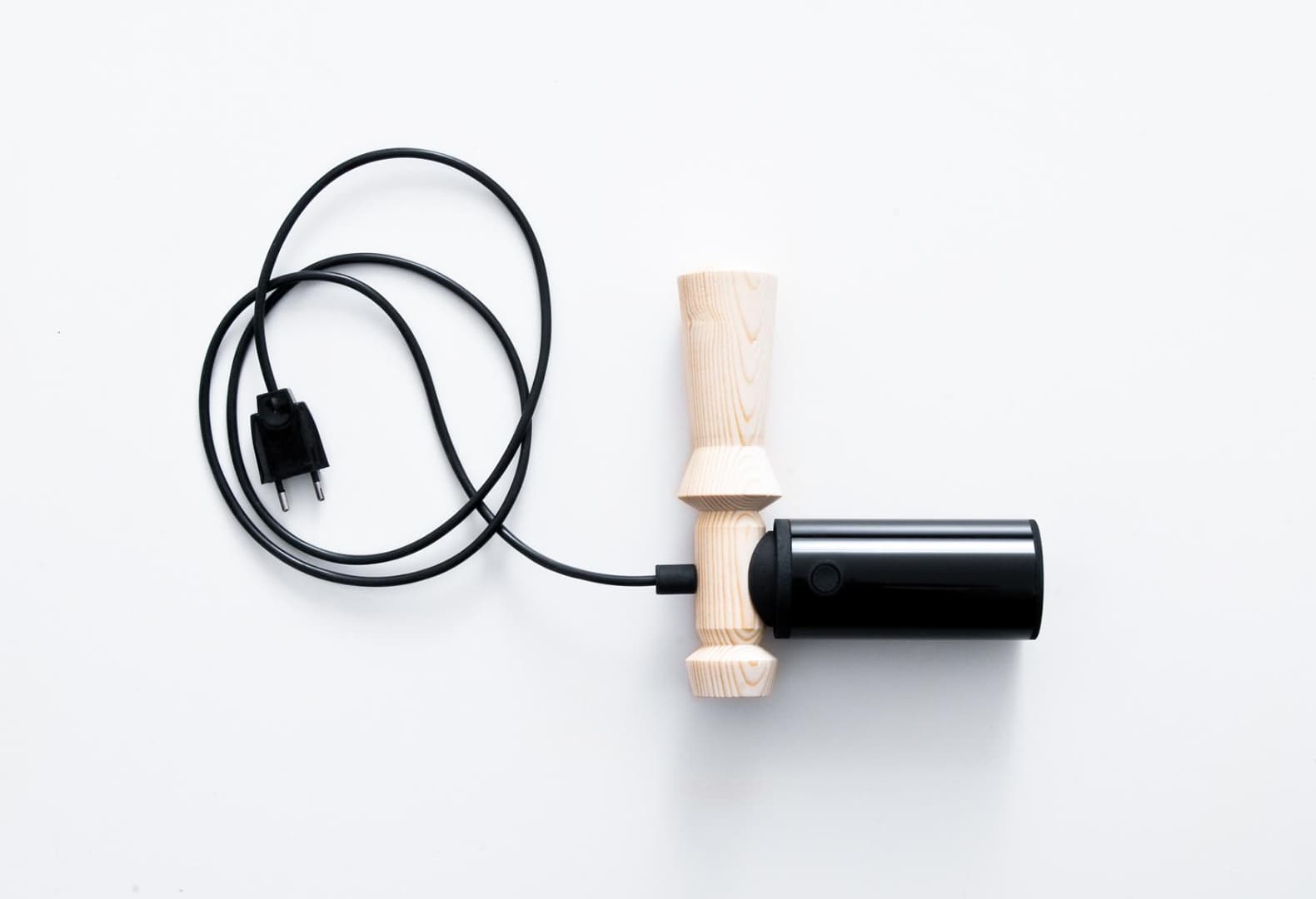 Проект Жан-Батиста Фастре TOMAHAWK — фен с изготовленной вручную деревянной ручкой. Фото: © Jean Baptiste Fastrez