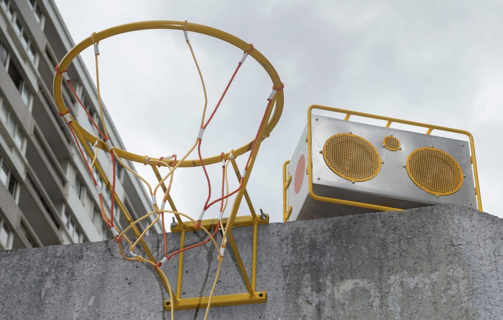 Дизайнер сделал набор для превращения городских мест в баскетбольную площадку