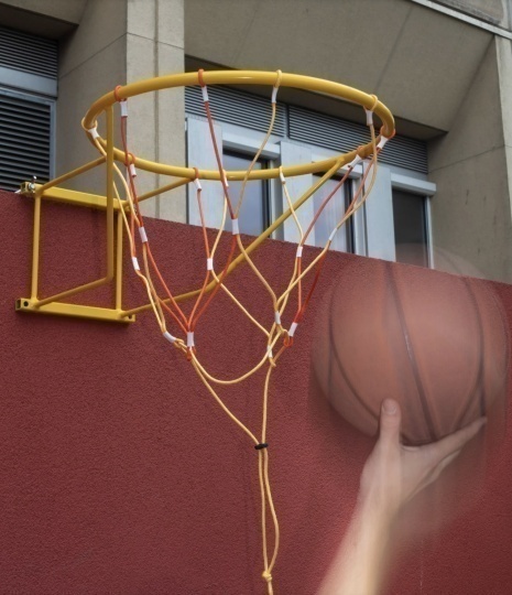 Дизайнер сделал набор для превращения городских мест в баскетбольную площадку