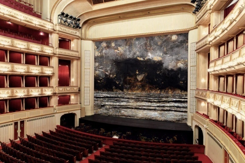 Работа Ансельма Кифера украсила занавес в зале Венской оперы