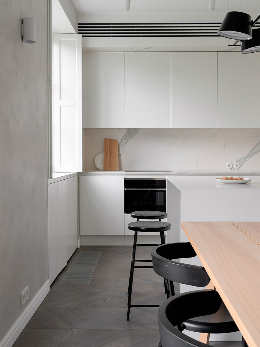 Монохромный интерьер квартиры с открытым балконом – проект студии ZROBIM architects