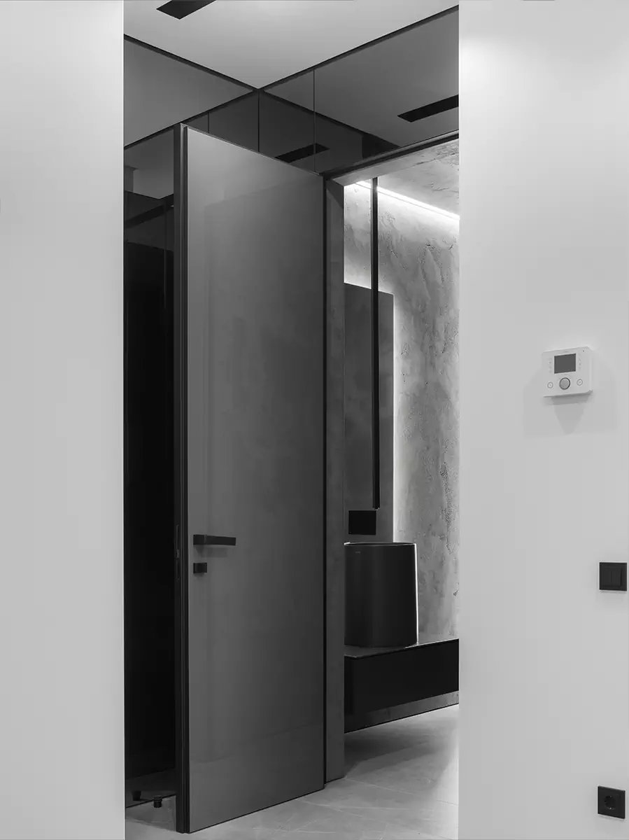 Скульптурные объемы, зеркала и гибкое зонирование в монохромном интерьере – проект студии Geometrix Design