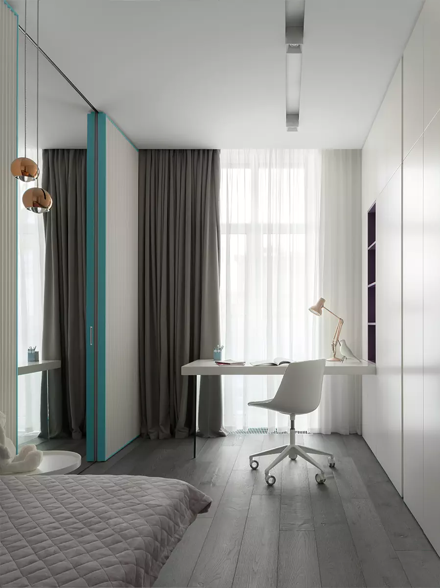 Скульптурные объемы, зеркала и гибкое зонирование в монохромном интерьере – проект студии Geometrix Design