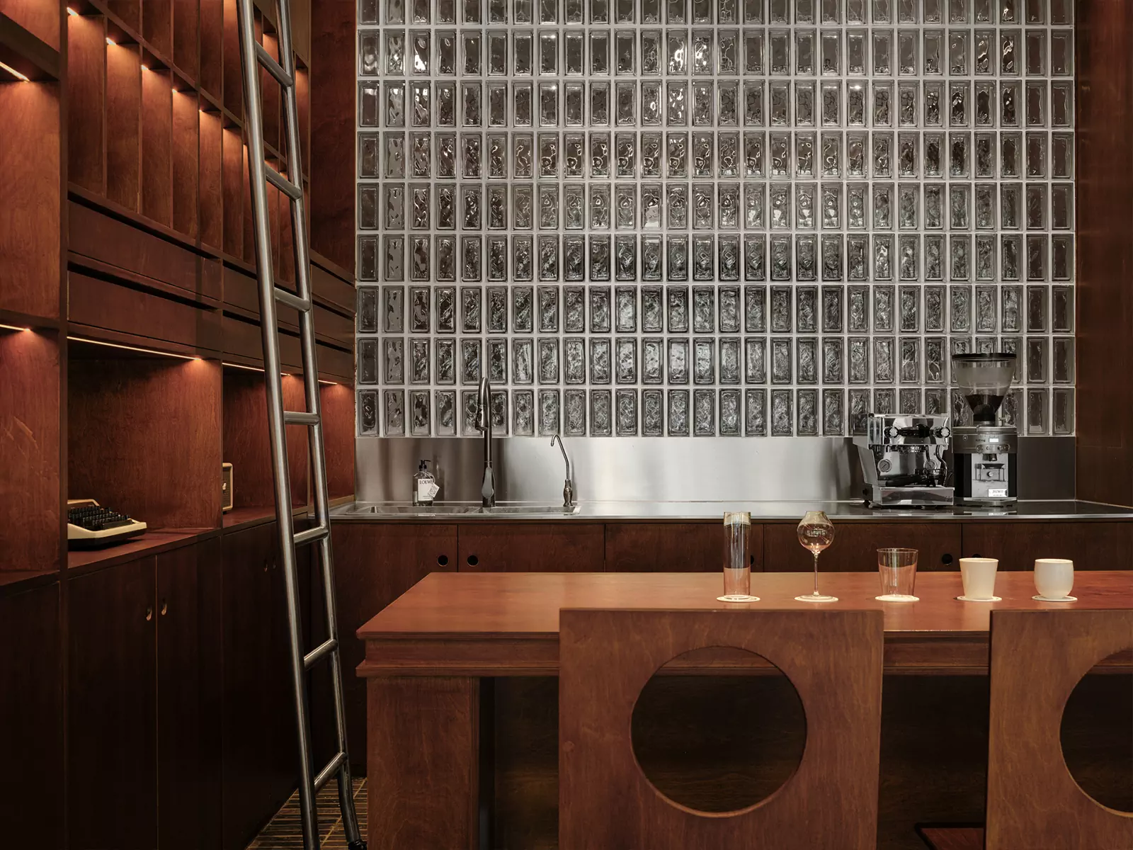 Геометрические формы и отсылки к модернизму в интерьере китайского кафе-коворкинга — проект студии Aurora Design