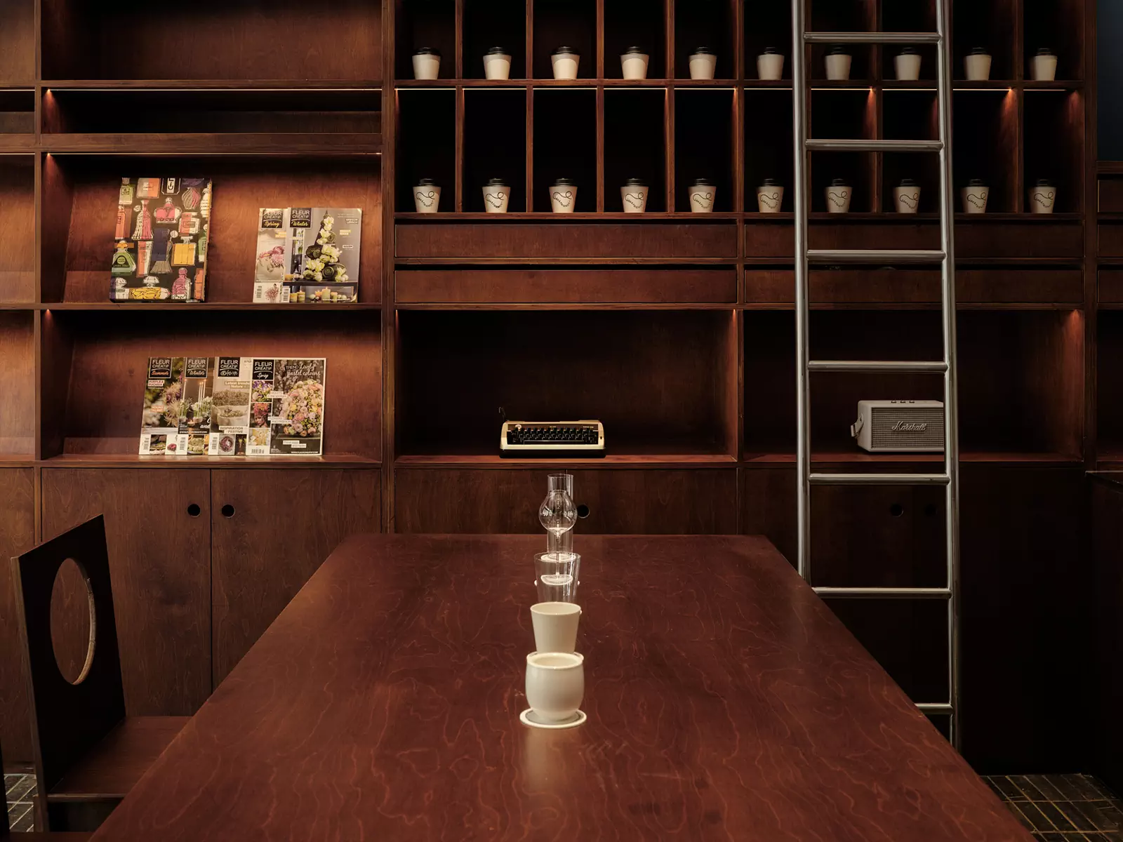 Геометрические формы и отсылки к модернизму в интерьере китайского кафе-коворкинга — проект студии Aurora Design