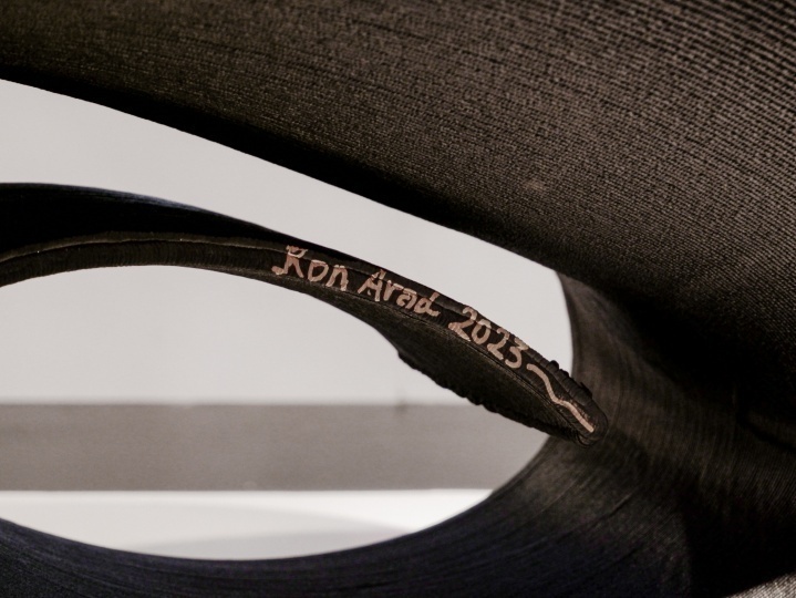 Рон Арад презентовал кресло One Line Two Coils в галерее Россаны Орланди