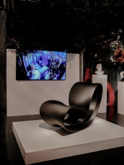 Рон Арад презентовал кресло One Line Two Coils в галерее Россаны Орланди