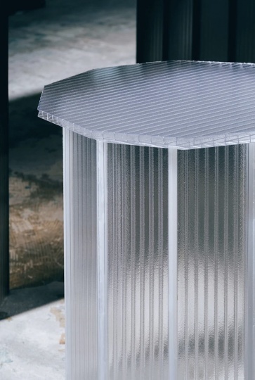 Японские дизайнеры применили остатки поликарбоната для создания мебели