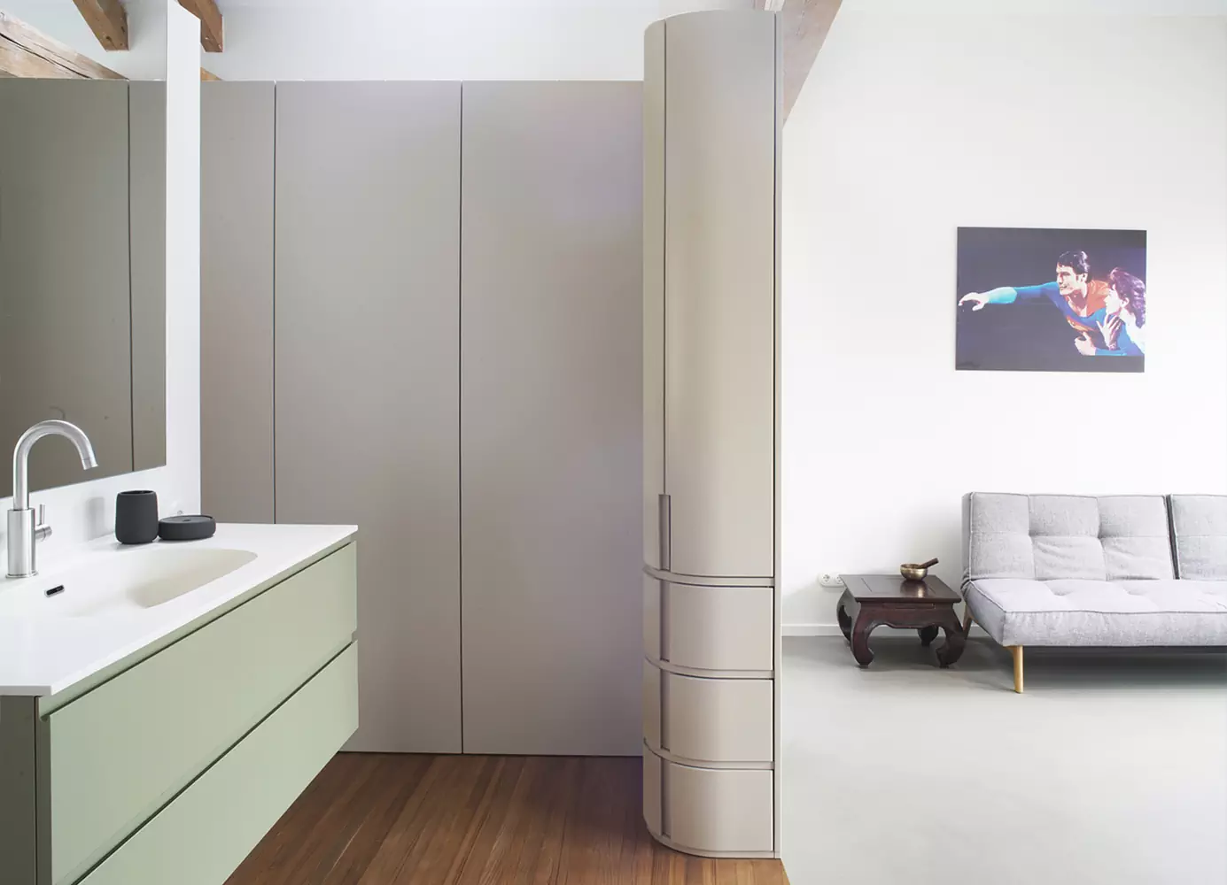 Эстетика повседневности в интерьере апартаментов с высокими потолками и световыми окнами — проект Studio Appelo