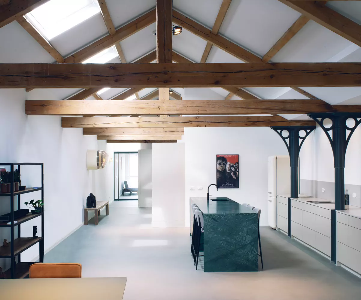 Эстетика повседневности в интерьере апартаментов с высокими потолками и световыми окнами — проект Studio Appelo