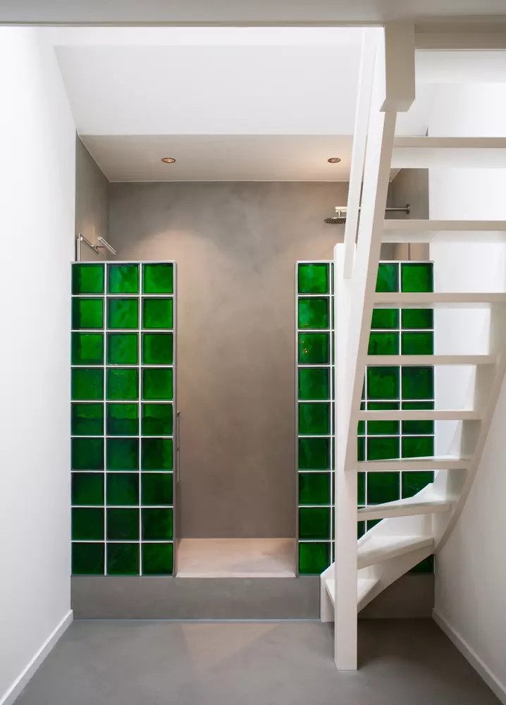 Эстетика повседневности в интерьере апартаментов с высокими потолками и световыми окнами — проект Studio Appelo