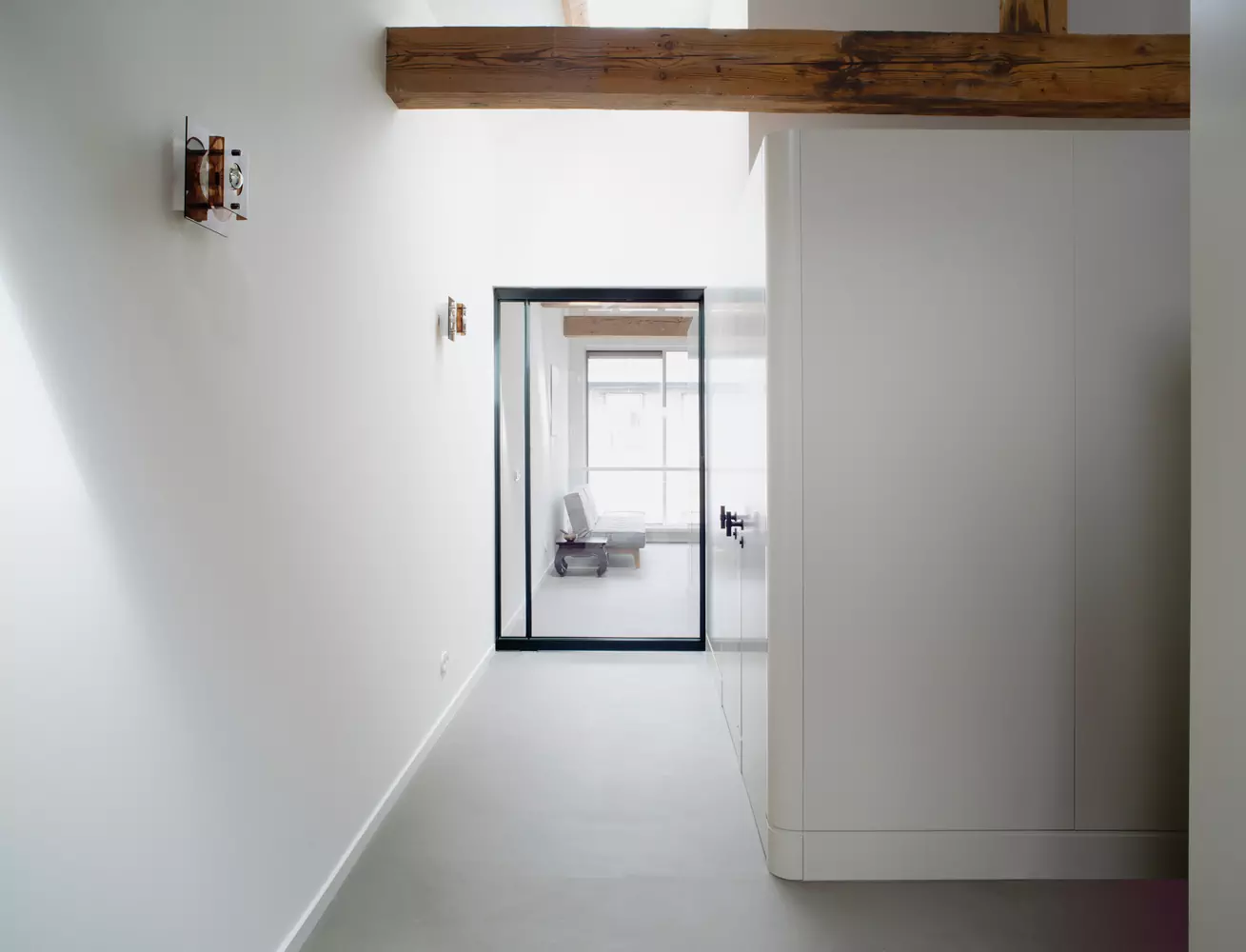 Эстетика повседневности в интерьере апартаментов с высокими потолками и световыми окнами — проект Studio Appelo