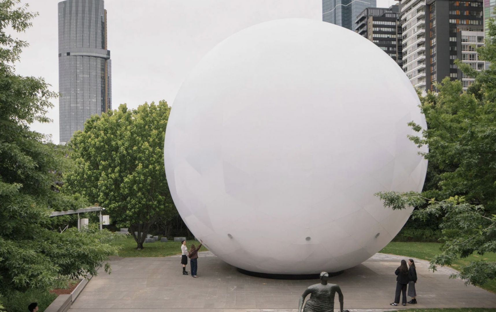 Ник Брансдон создал надувную сферу для Национальной галереи Виктории