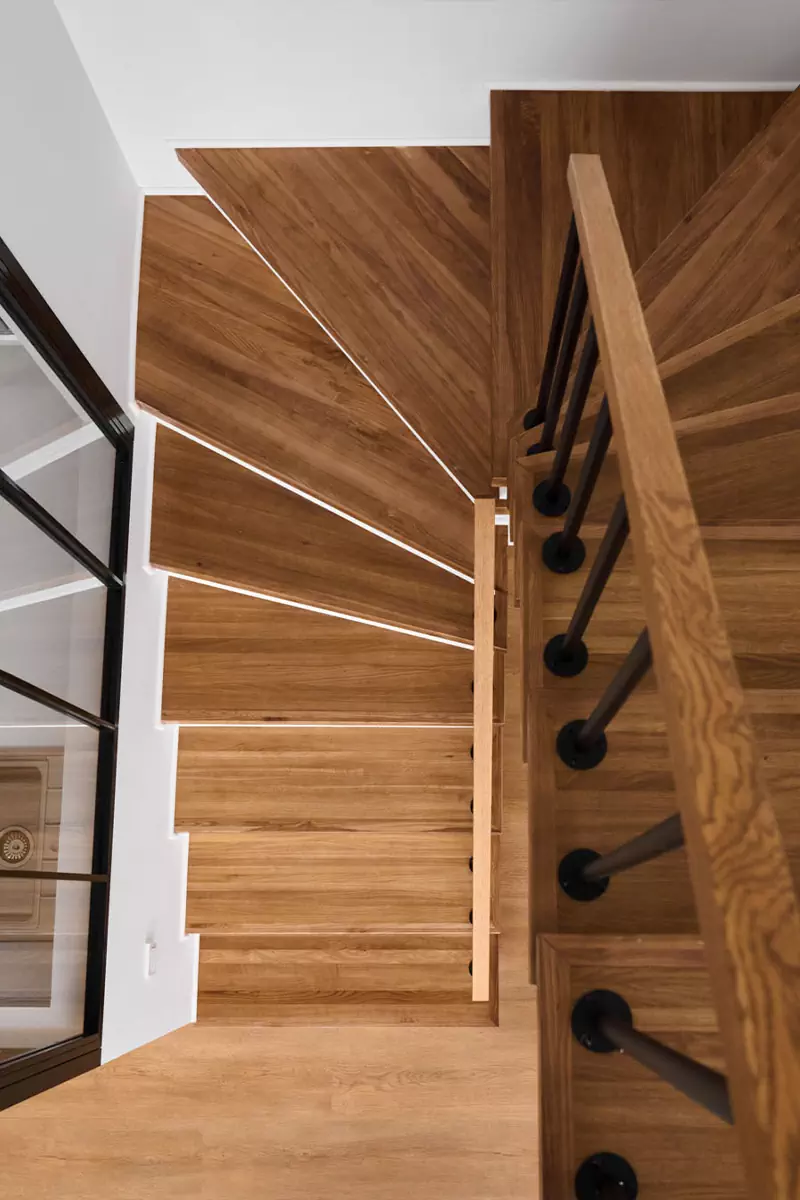 Эффектный интерьер двухуровневой квартиры с атмосферой загородного дома — проект мастерской дизайна Брусника