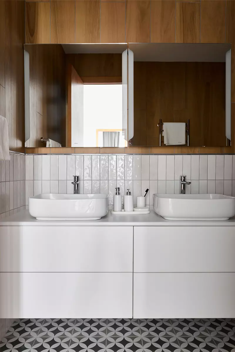 Эффектный интерьер двухуровневой квартиры с атмосферой загородного дома — проект мастерской дизайна Брусника