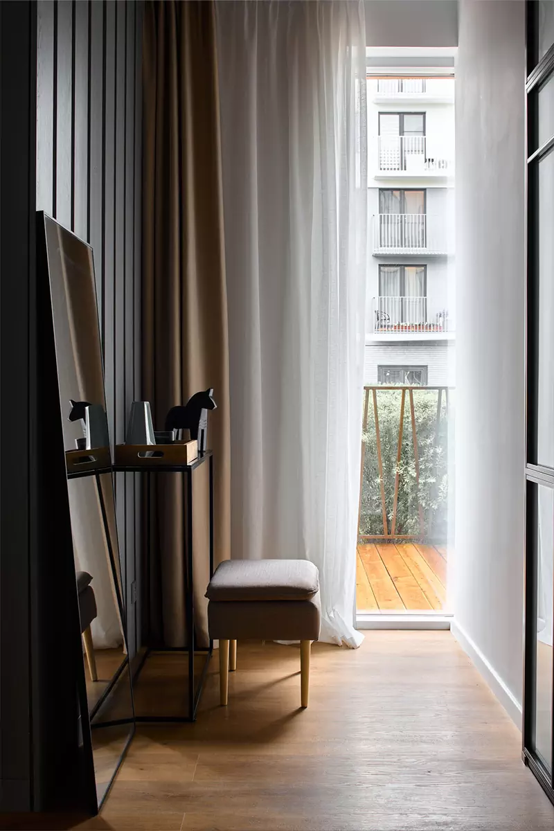 Эффектный интерьер двухуровневой квартиры с атмосферой загородного дома — проект мастерской дизайна Брусника