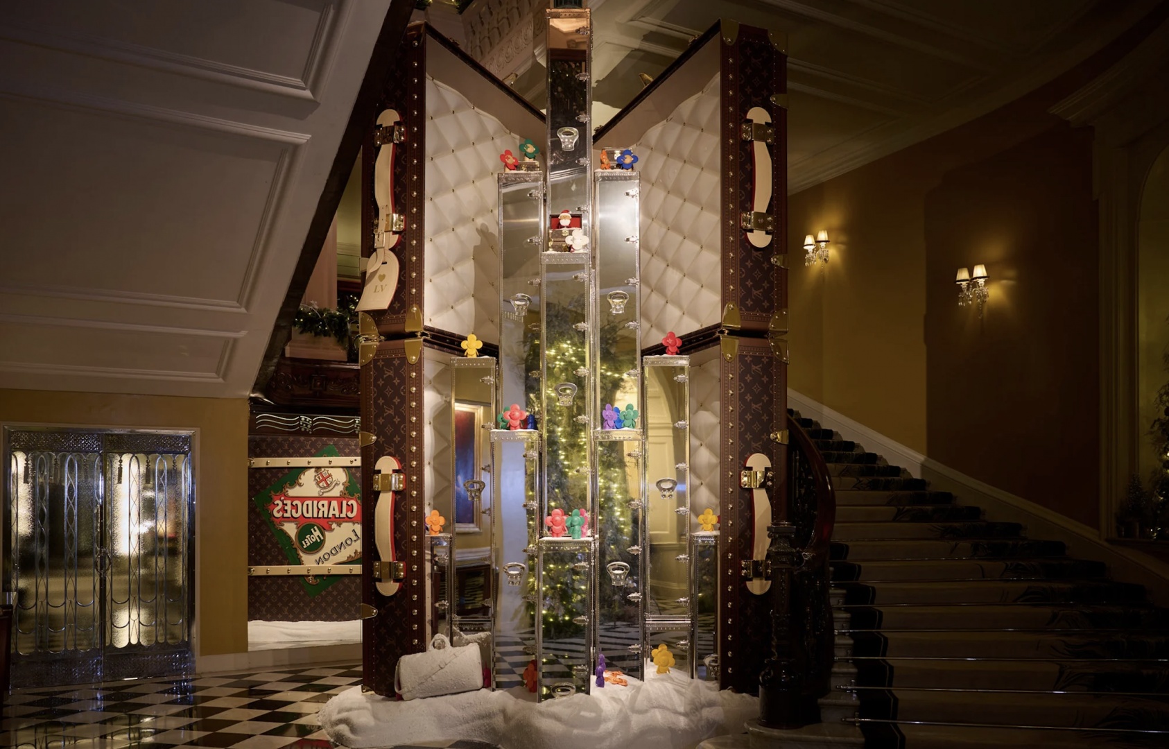 В лондонском отеле Claridge's установили елку из сундуков Louis Vuitton