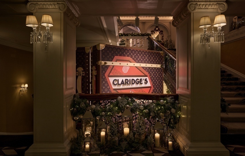 В лондонском отеле Claridge's установили елку из сундуков Louis Vuitton