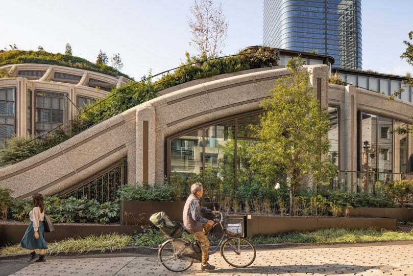 Команда Heatherwick Studio построила зеленый квартал в Токио