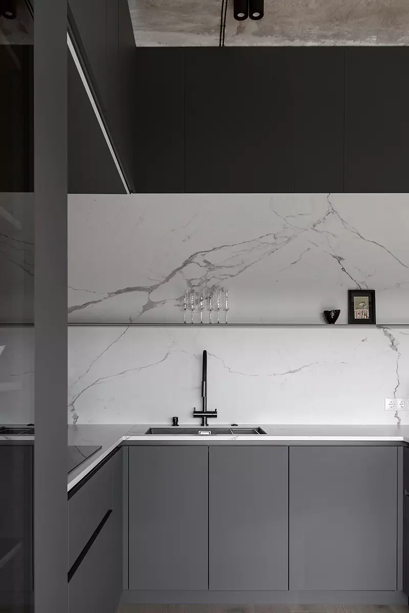 Брутальный, но чувственный интерьер пентхауса с открытой террасой — проект Insight-Studio