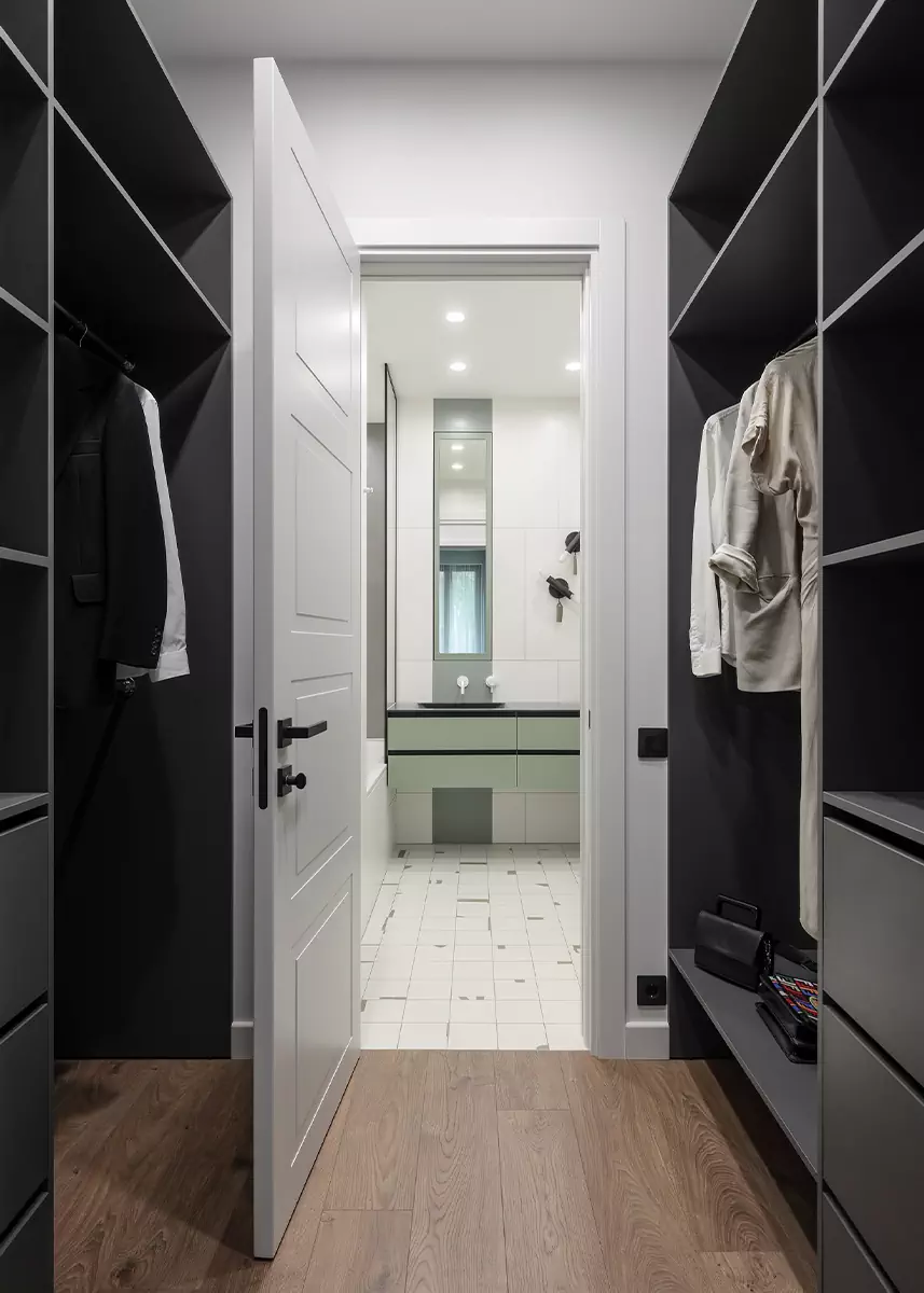 Проходная кухня и контрастные санузлы в интерьере квартиры для сдачи в аренду — проект Анастасии Павловской и Анастасии Курбатовой