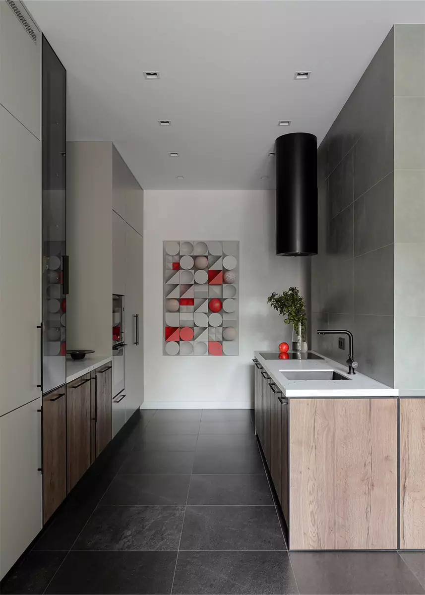 Проходная кухня и контрастные санузлы в интерьере квартиры для сдачи в аренду — проект Анастасии Павловской и Анастасии Курбатовой