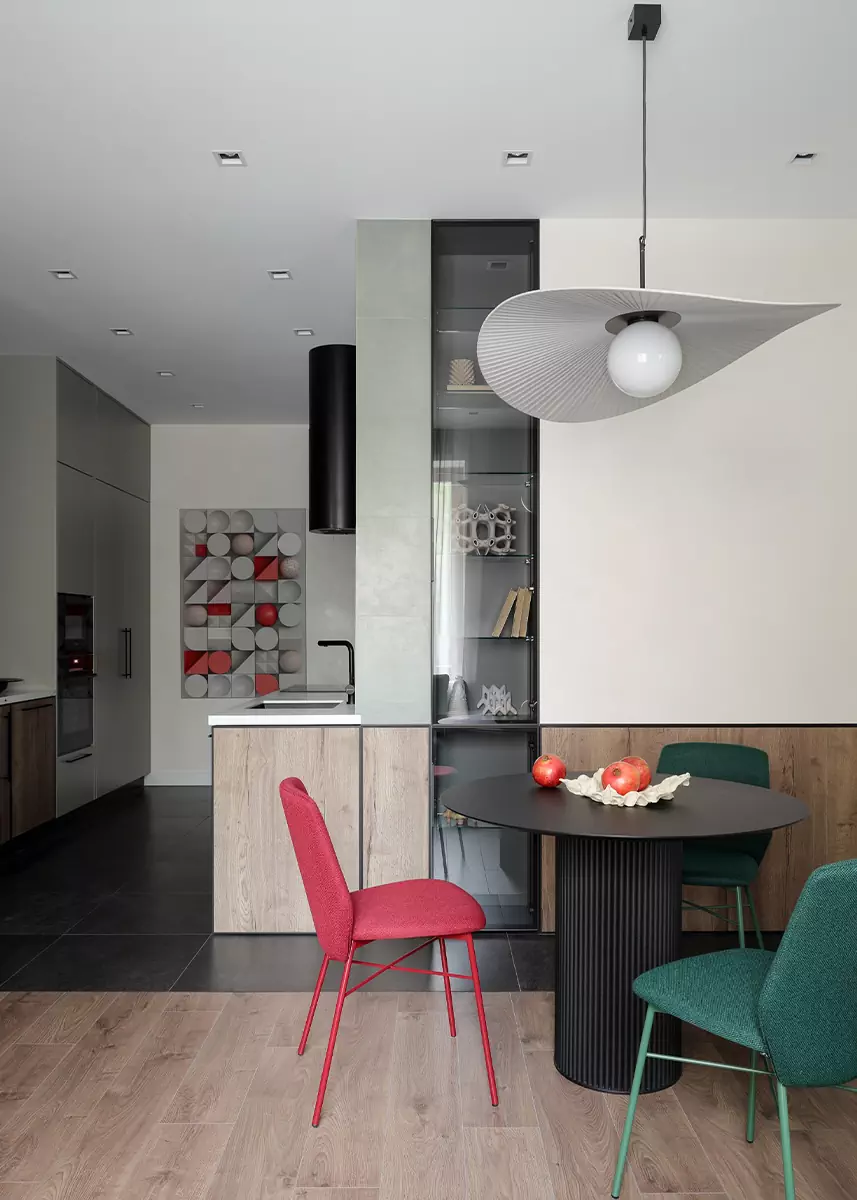 Проходная кухня и контрастные санузлы в интерьере квартиры для сдачи в аренду — проект Анастасии Павловской и Анастасии Курбатовой