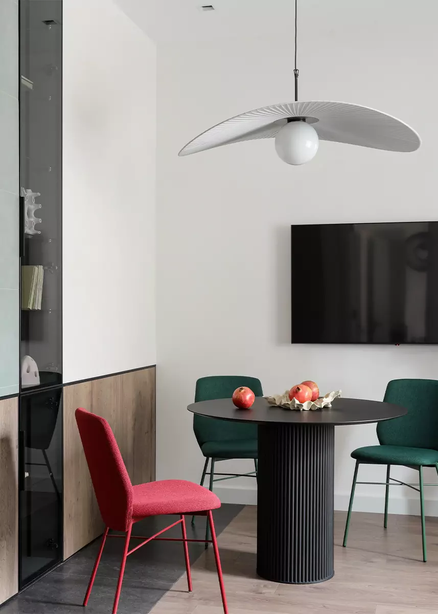 Проходная кухня и контрастные санузлы в интерьере квартиры для сдачи в аренду — проект Анастасии Павловской и Анастасии Курбатовой