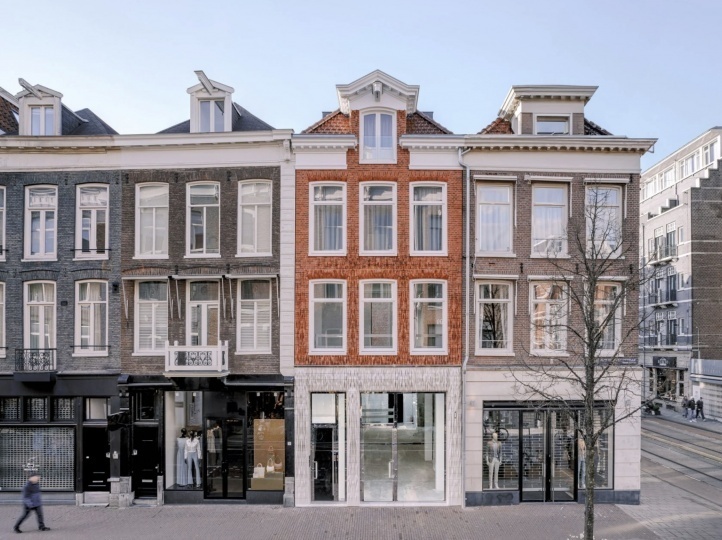Фасад модного бутика в Амстердаме напоминает фактуру вязаных вещей