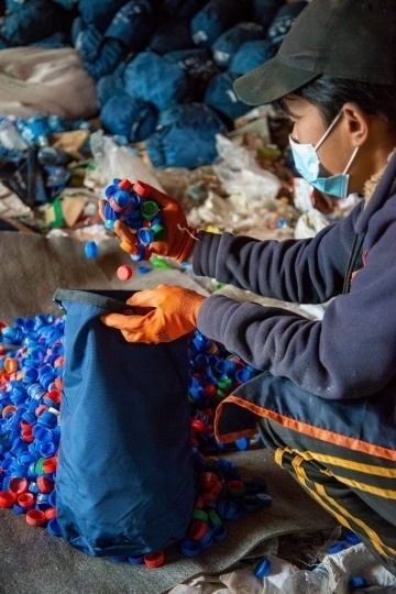 Дизайнеры Super Local сделали сувениры из мусора, найденного в Гималаях