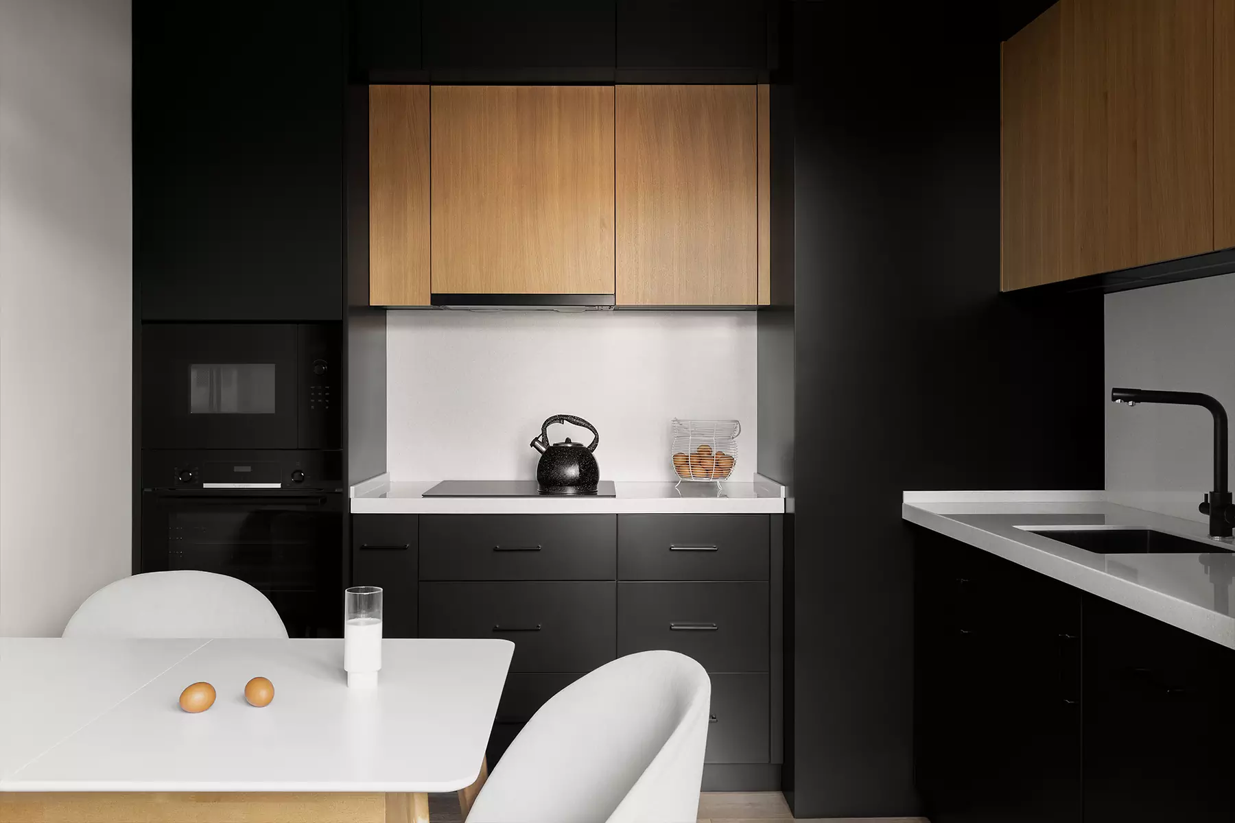 Строгий интерьер квартиры с видом на горы и контрастными деталями — проект Фариза Мамедова