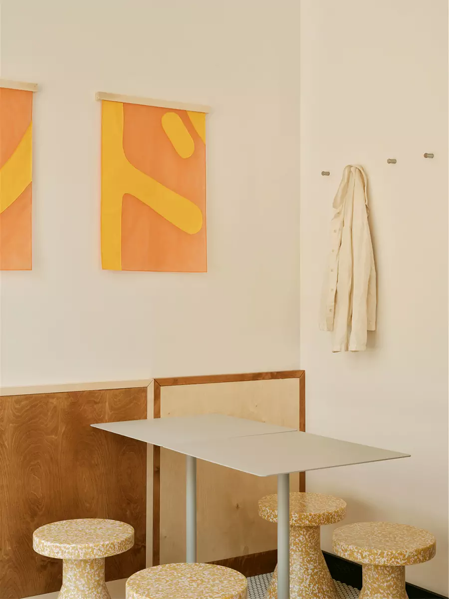 Акцентные панно с японскими иероглифами в интерьере швейцарского бургер-бара — проект Sapid Studio