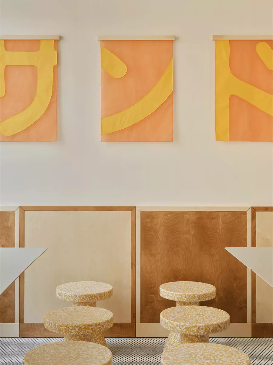 Акцентные панно с японскими иероглифами в интерьере швейцарского бургер-бара — проект Sapid Studio