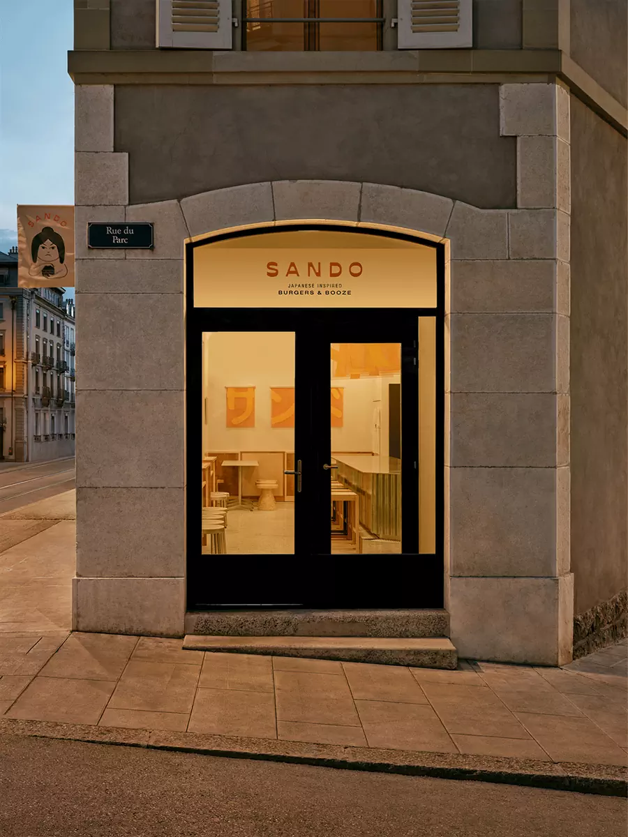 Акцентные панно с японскими иероглифами в интерьере швейцарского бургер-бара — проект Sapid Studio