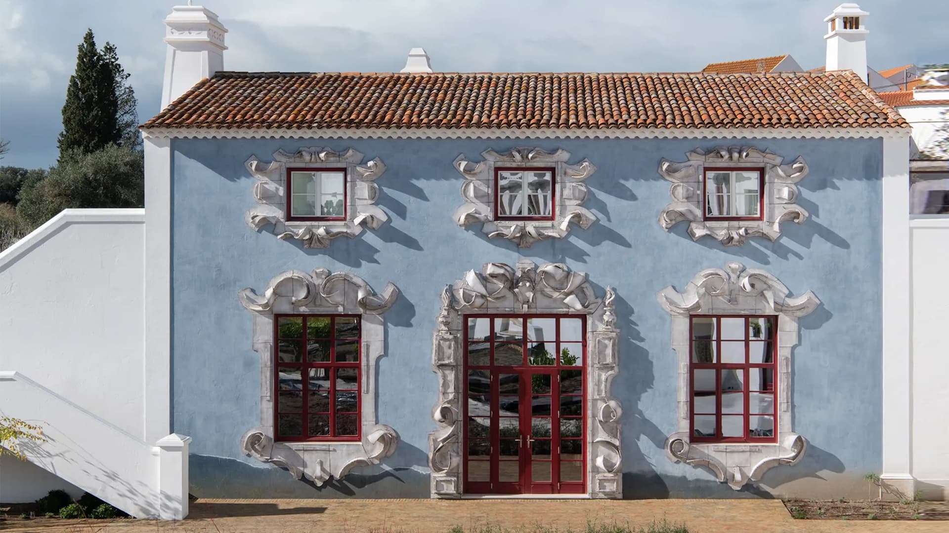 Фирменный красный цвет и ода локальной культуре: отель Кристиана Лубутена в Португалии