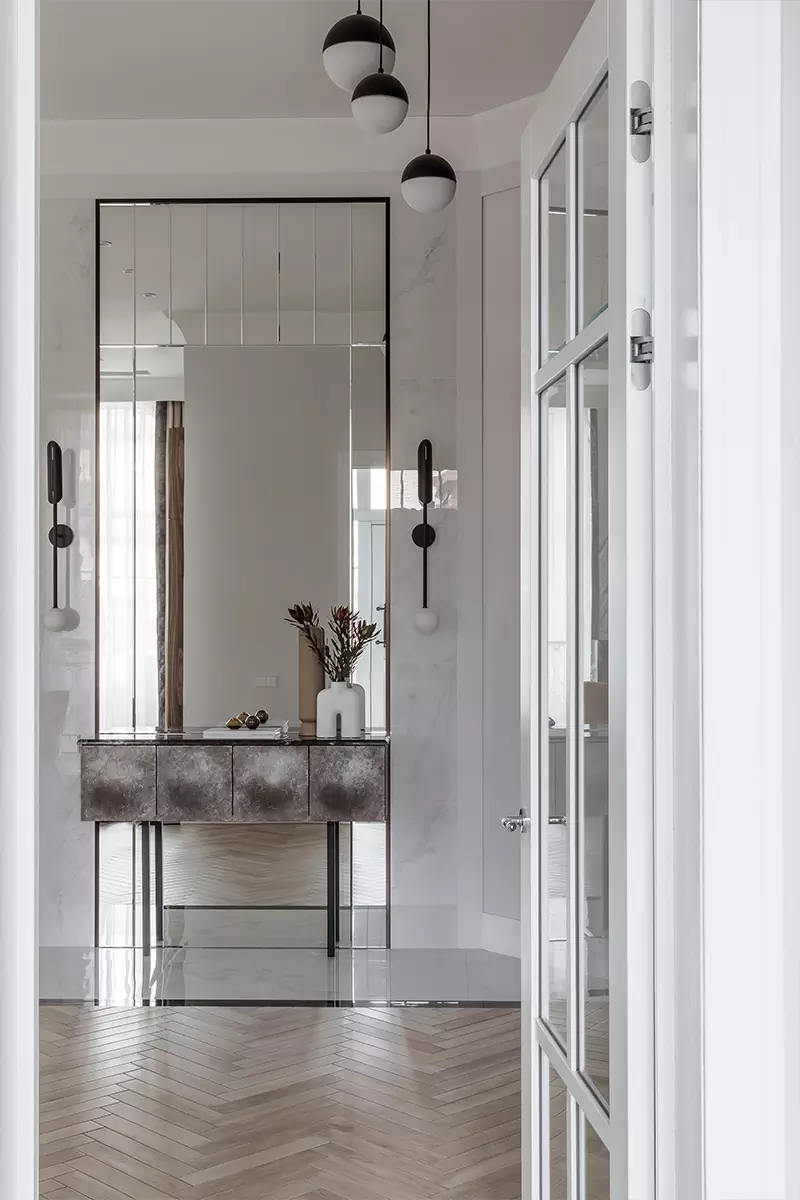 Интерьер семейного дома с французским настроением и библиотекой в английском стиле — проект Ларисы Зверевой