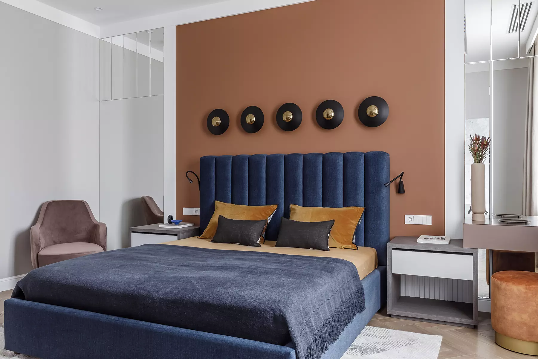 Интерьер семейного дома с французским настроением и библиотекой в английском стиле — проект Ларисы Зверевой