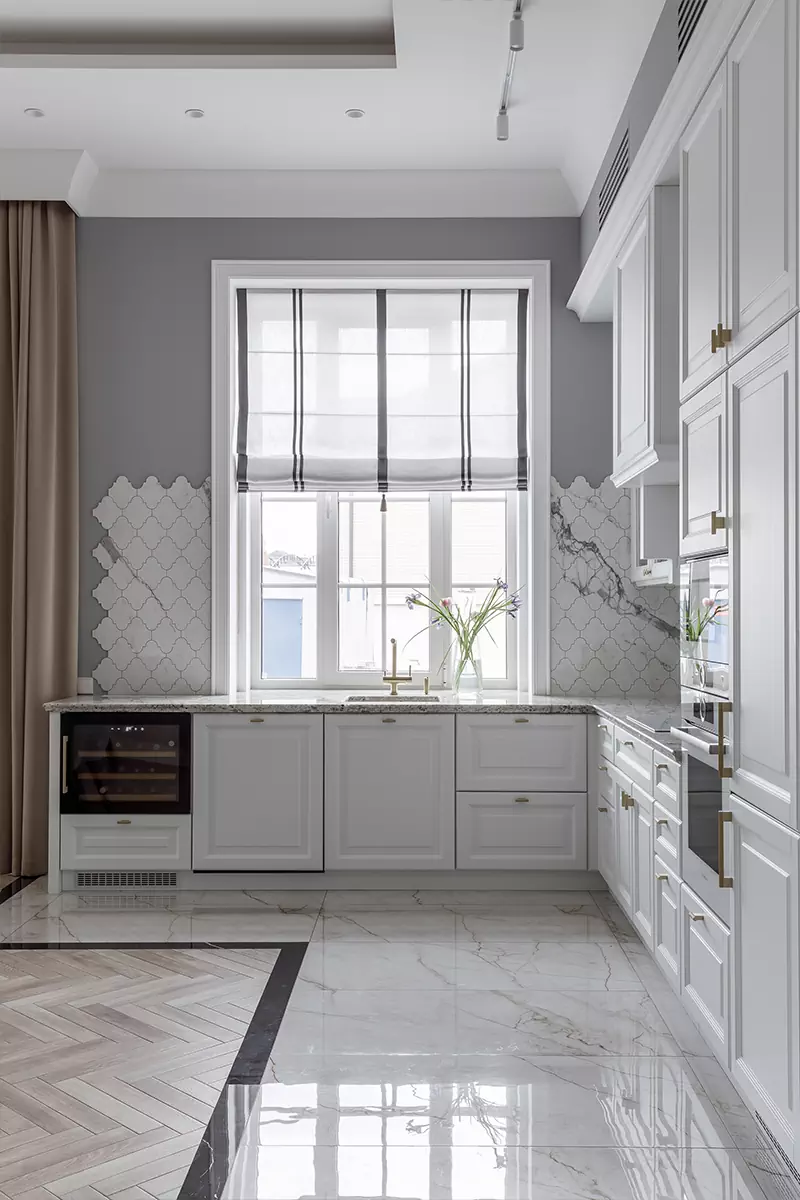 Интерьер семейного дома с французским настроением и библиотекой в английском стиле — проект Ларисы Зверевой