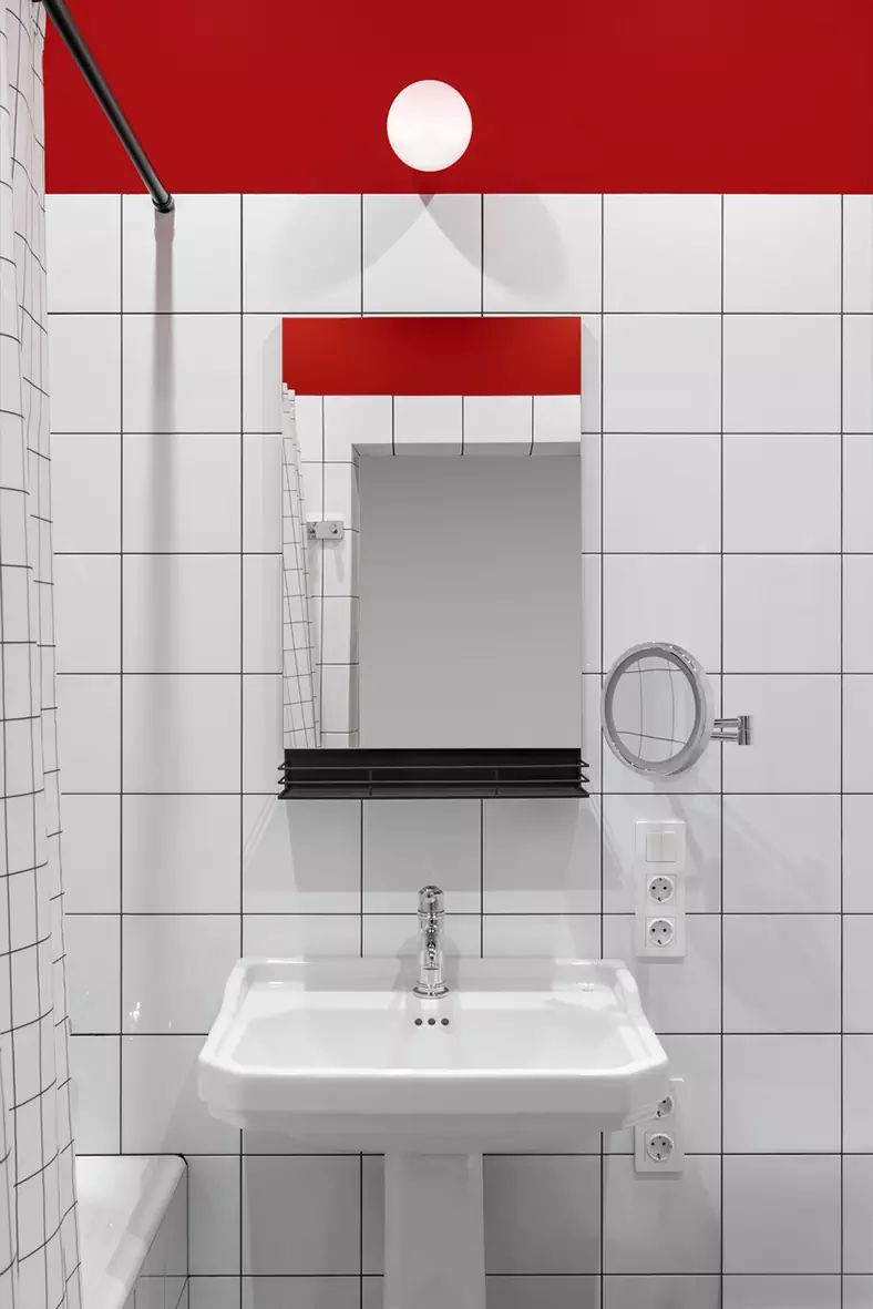 Приятные на ощупь материалы и советский шик в интерьере исторической квартиры — проект Ивана Миняева и Марии Онучиной