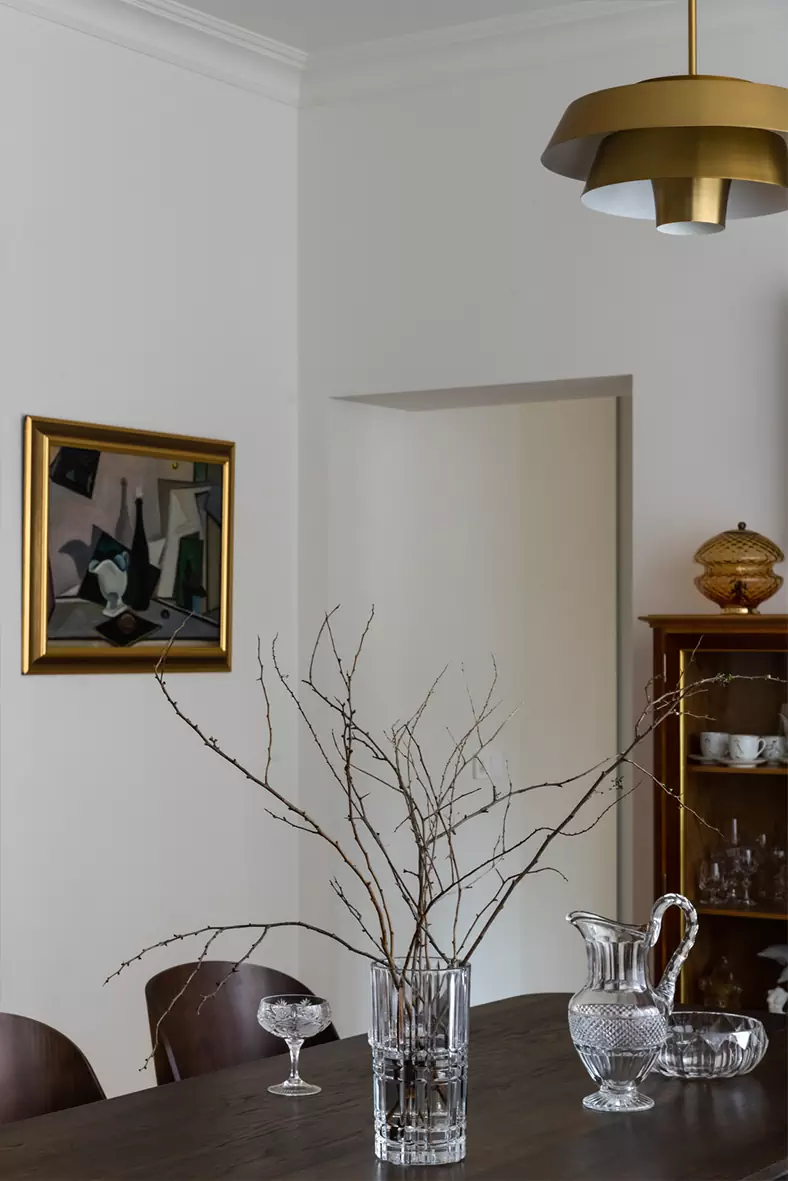 Приятные на ощупь материалы и советский шик в интерьере исторической квартиры — проект Ивана Миняева и Марии Онучиной