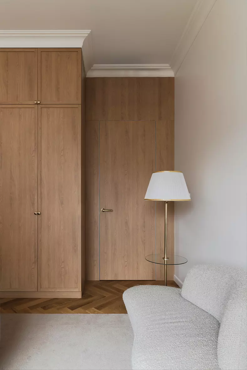 Приятные на ощупь материалы и советский шик в интерьере исторической квартиры — проект Ивана Миняева и Марии Онучиной