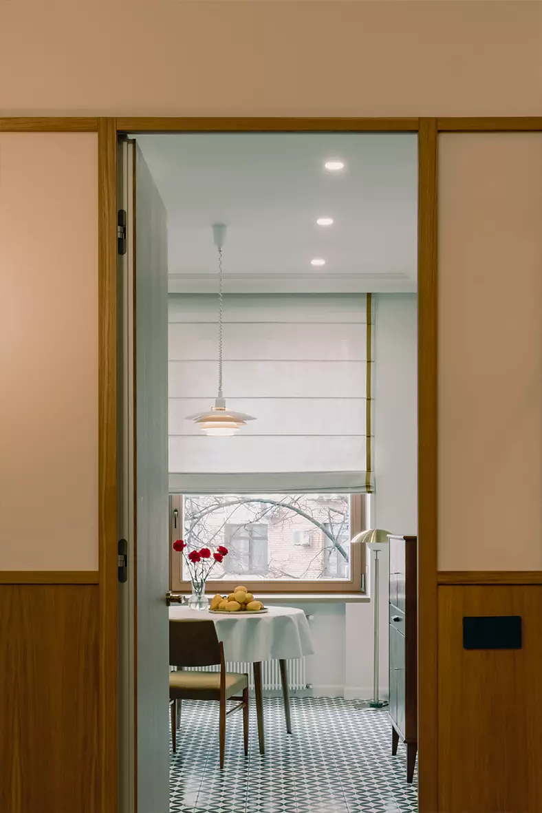 Приятные на ощупь материалы и советский шик в интерьере исторической квартиры — проект Ивана Миняева и Марии Онучиной