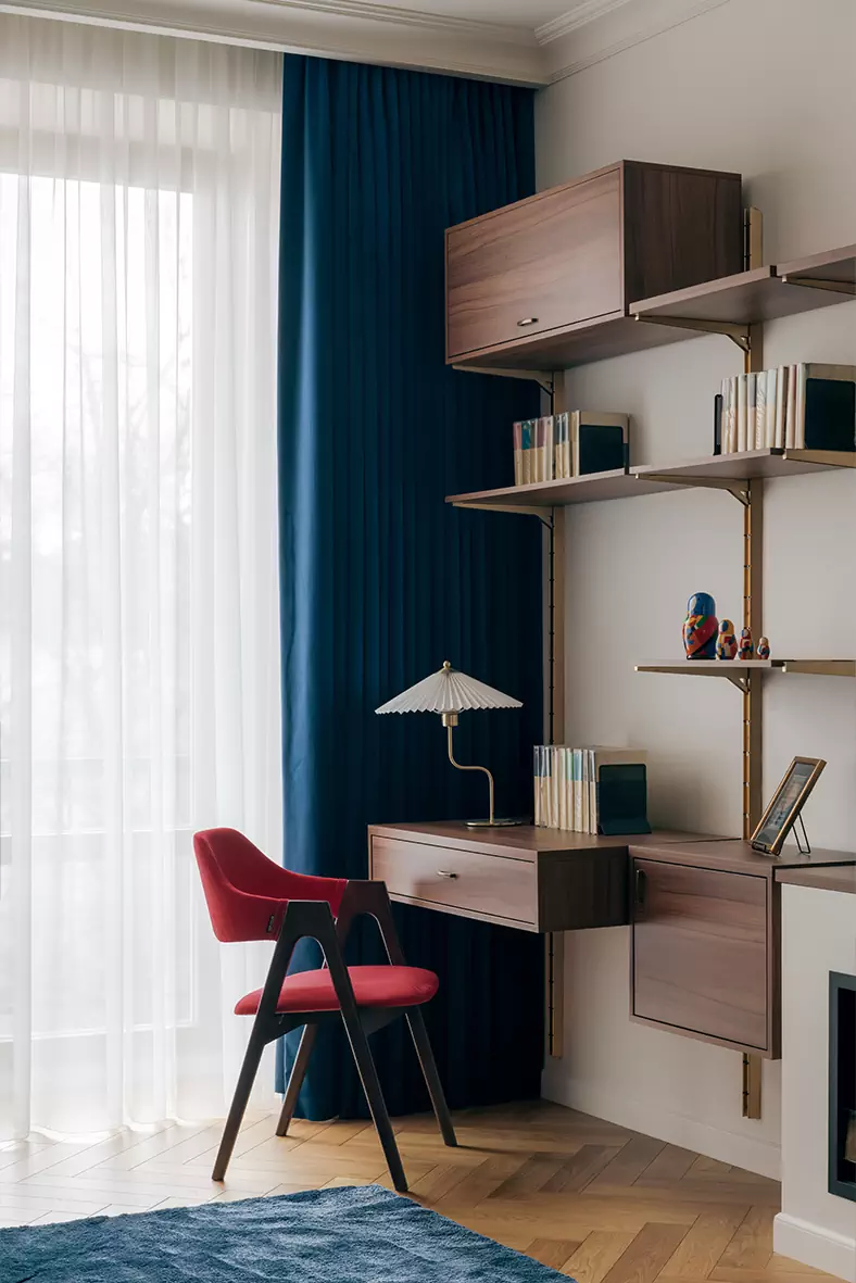 Приятные на ощупь материалы и советский шик в интерьере исторической квартиры — проект Ивана Миняева и Марии Онучиной